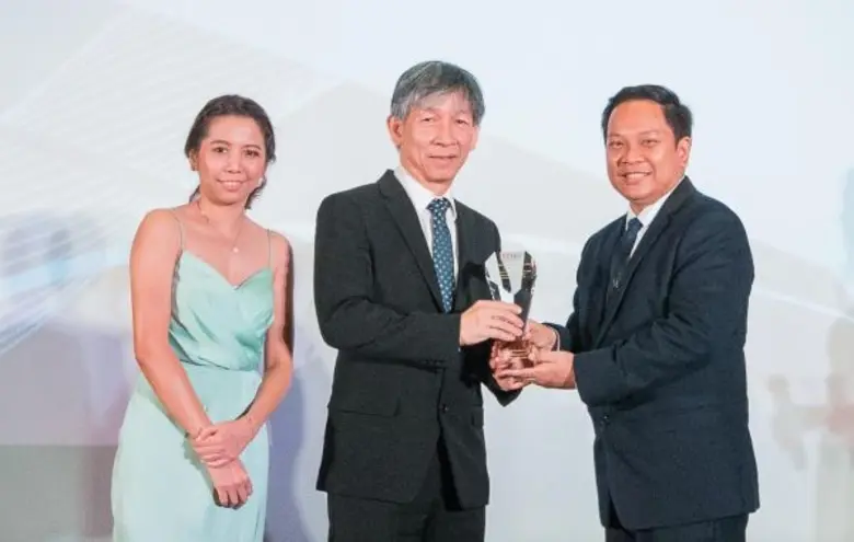 นายวรศักดิ์ ประดิษฐ์กุล(กลาง) ผู้จัดการทั...