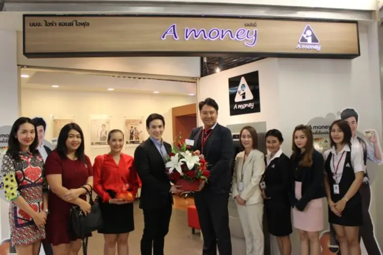 คุณมิตสุอิ คาวาเซ (กลางขวา) ประธานเจ้าหน้...