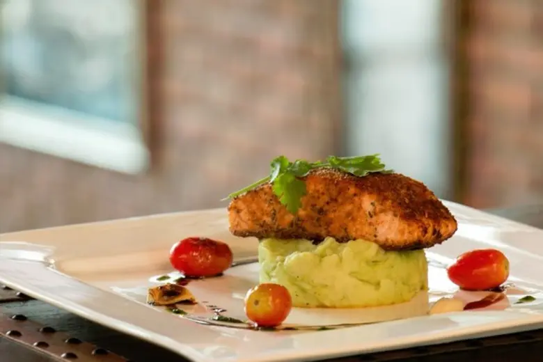 ห้องอาหารเทอราซโซ่ โรงแรมฮอลิเดย์ อินน์ พ...