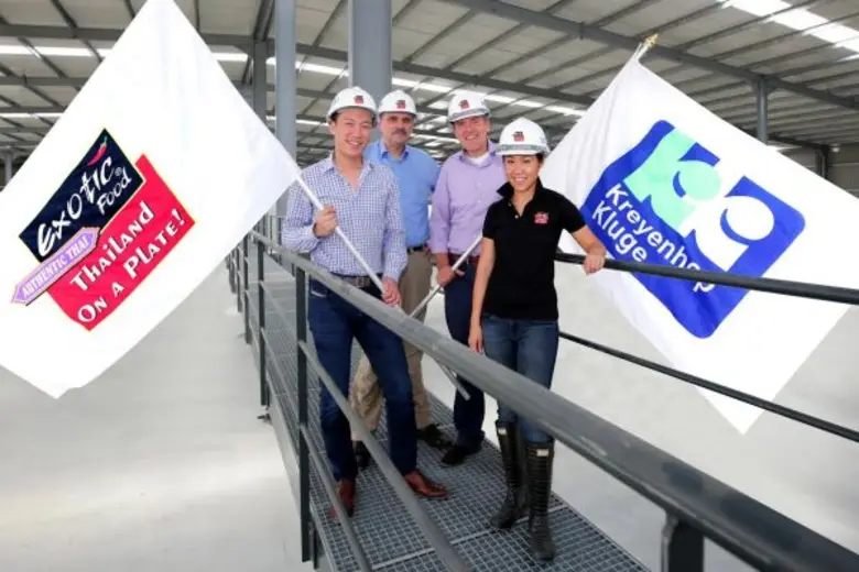 นายจิตติพร จันทรัช (แถวหน้า ซ้าย) กรรมการ...