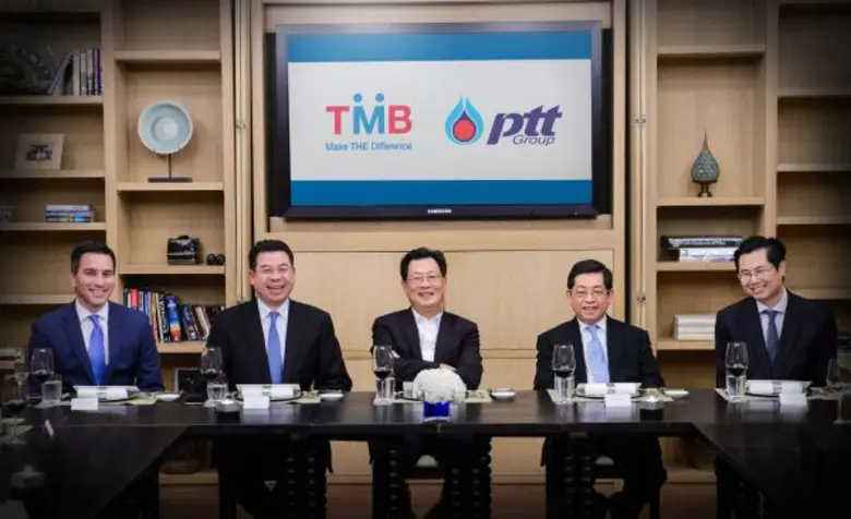 นายบุญทักษ์ หวังเจริญ (กลาง) ประธานเจ้าหน...