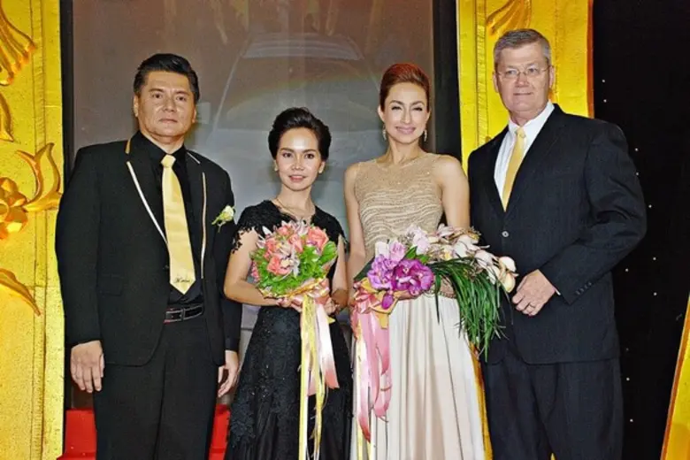 กฤติยาณี และปีเตอร์ แมคคาเทีย สองผู้บริหา...