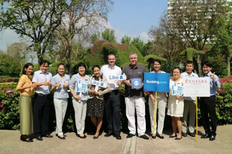 ปีเตอร์ นีลสัน (ที่ 5 จากขวา) ผู้จัดการทั...