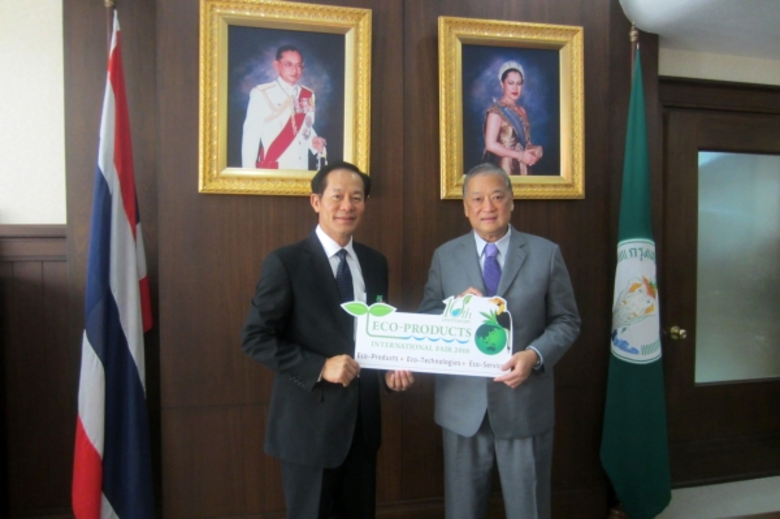 นายบวร วงศ์สินอุดม (ซ้าย) รองประธานสภาอุต...