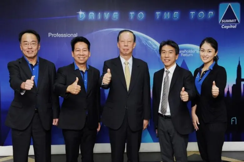 นายคาซูโอะ โอโมริ (กลาง) ประธานบริษัทซูมิ...