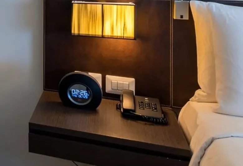 เครือโรงแรมชาเทรียมและเรซิเดนซ์ นำเสนอ เครื่องวิทยุ นาฬิกาปลุกดิจิตอล และชาร์จ พอร์ท