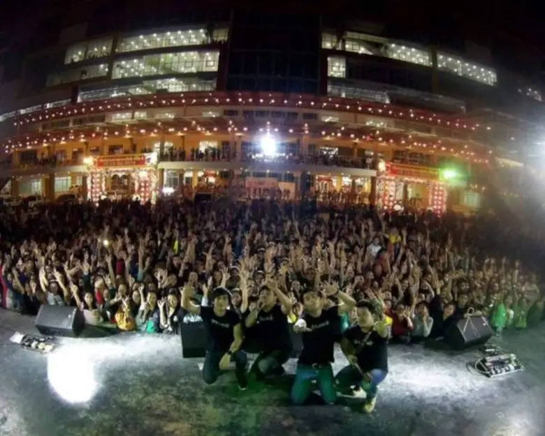 ฮิตแรงได้ใจข้ามประเทศ หนุ่มๆ "วงเฟลม" เจ้...