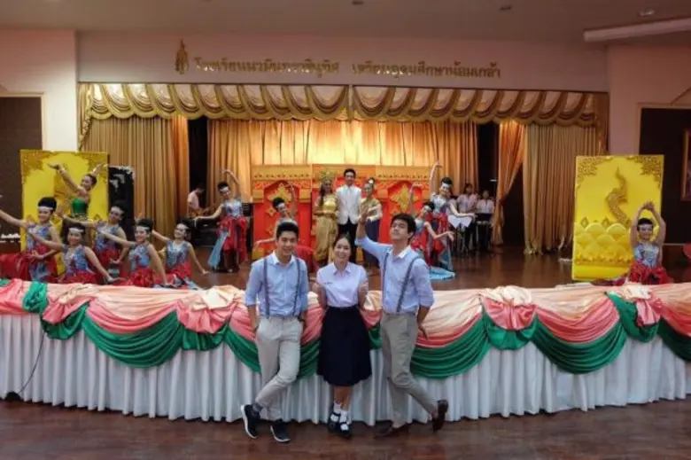 ทีวีไกด์: รายการ “รถโรงเรียน High School Reunion” สุดซึ้ง “โฟร์” รำลึกพระคุณครูสมัยเรียน!!!