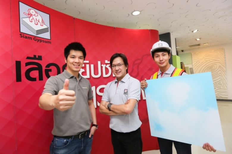 นายวันวิสข์ โอภาสวัฒนา (กลาง) ผู้จัดการอา...