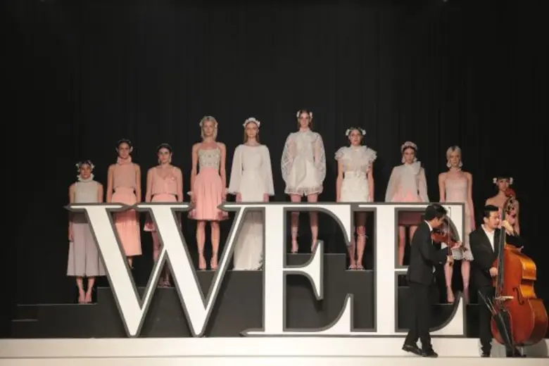 “WEE” เนรมิตแคทวอล์คไฮเดรนเยียร์บานสะพรั่ง!! อวดโฉมคอลเลกชั่นสปริง/ซัมเมอร์ ก่อนใคร!