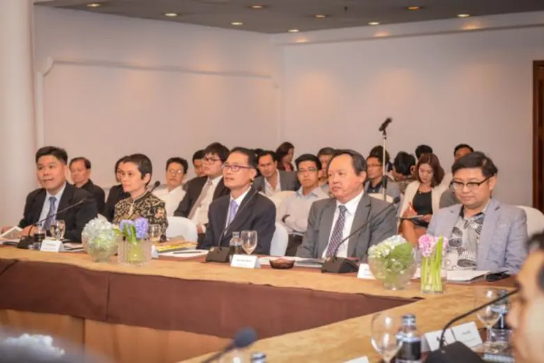 เรียงจากด้านซ้าย ดร. กรินท์ ลิมาภรณ์วณิชย...