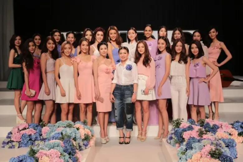 “แพนเค้ก” นำทัพดารา...อัพเดทเทรนด์สปริง/ซัมเมอร์ “บี – น้ำทิพย์” อวดโฉมชุดฟินาเล่ยาว 2 เมตร...สุดฟิน!!