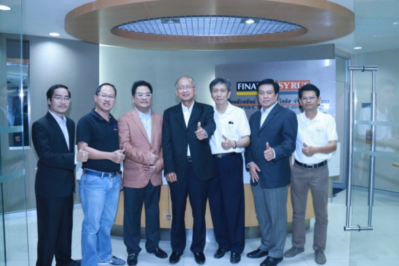 นายสุชาติ มงคลอารีย์พงษ์ (กลาง) ประธานเจ้...