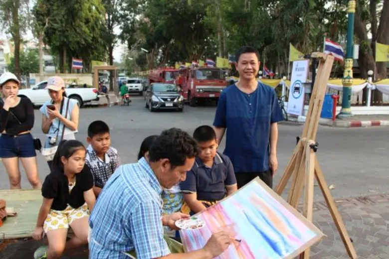 เย็นย่ำ พาเพลิดเพลินที่ถนนคนเดิน “ปากแพรก”กาญจนบุรี