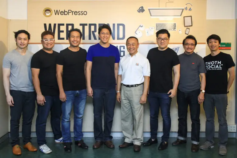 บัญญัติ คำนูณวัฒน์ (ที่ 5 จากซ้าย) ผู้ช่ว...