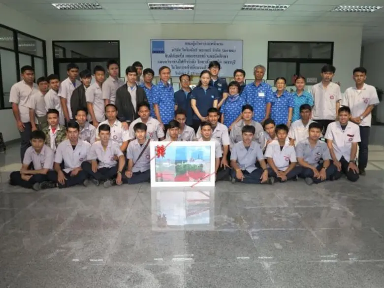 นางสาวนรีรัตน์ อิทธิโรจนกุล (คนกลาง) ผู้ช...