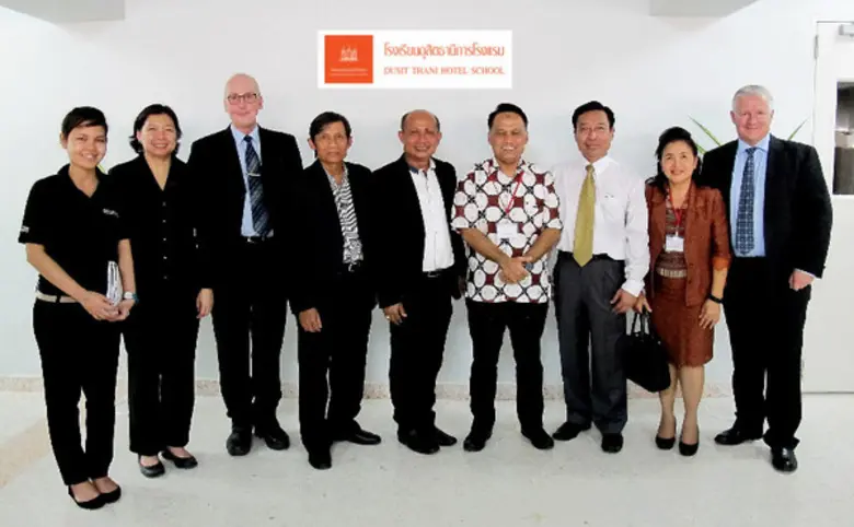 "โรงเรียนดุสิตธานีการโรงแรม" ต้อนรับ ผู้น...