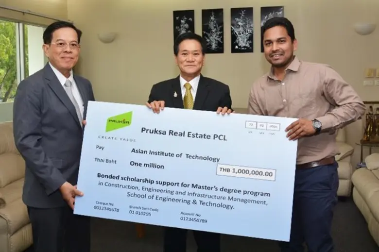 นายอุดมศักดิ์ แย้มนุ่น (ซ้าย) รองกรรมการผ...