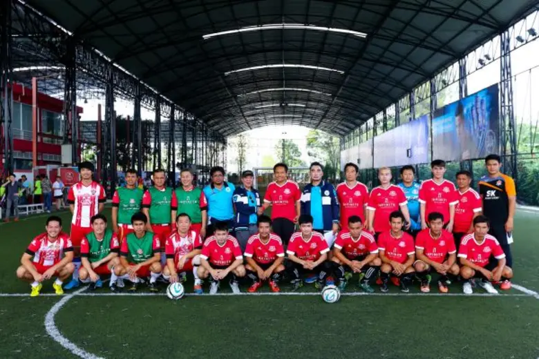 นายสุรพล กอวรกุล (แถวแรก ที่ 7 จากซ้าย) ป...