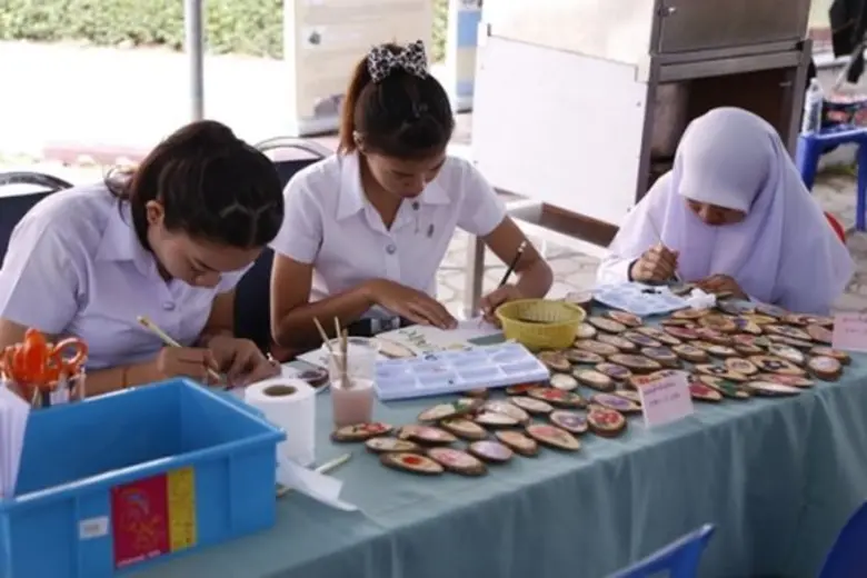 มรภ.สงขลา บรรเทาความเดือดร้อนนักศึกษาโดนพ...