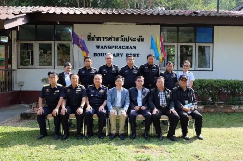 นายกุลิศ สมบัติศิริ อธิบดีกรมศุลกากร เดิน...