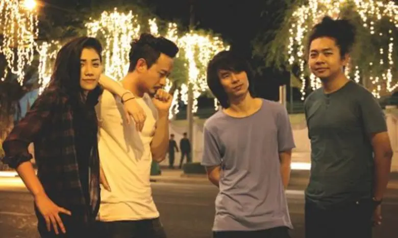 สร้างชื่อมาจากการแสดงตามงานเทศกาลดนตรีต่าง และได้รั...