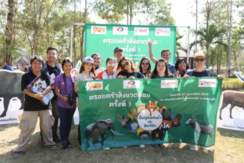 อเล็ก เรนเดลล์ พร้อมทีมจิตอาสาร่วมใจสร้างฝาย ในกิจกรรม ครอบครัวสิ่งแวดล้อม ครั้งที่ 1 จ. นครราชสีมา