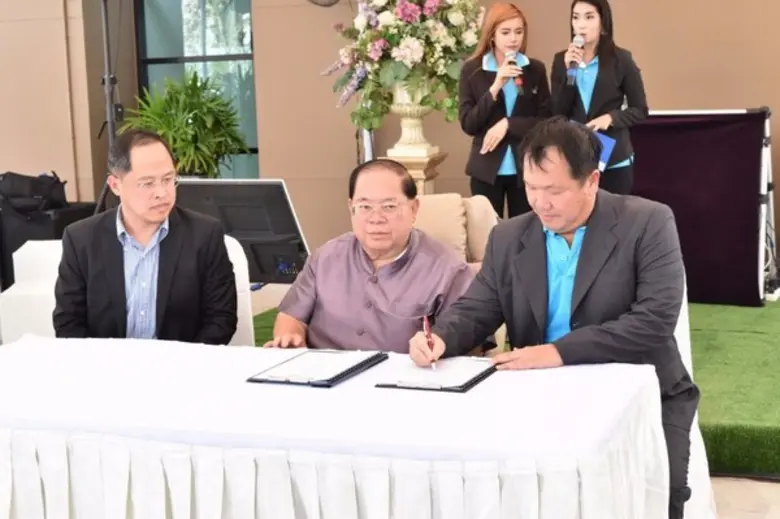 นายภูมินทร์ ปิยะวานิชย์ ประธานบริหาร (ขวา...