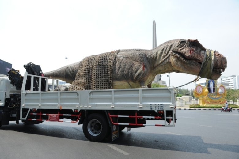 เหมือนจริงจนตกใจ! แตกตื่นไดโนเสาร์เข้ากรุง ร้องคำรามลั่นโชว์เขี้ยวแหลมกลางใจเมือง