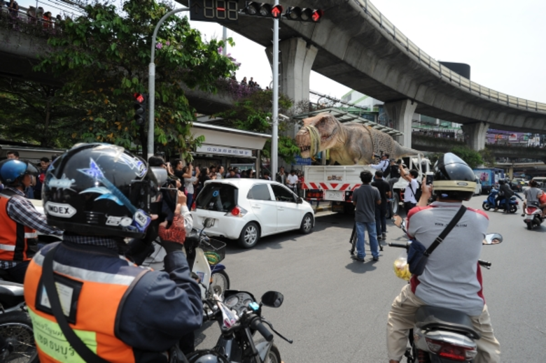 เหมือนจริงจนตกใจ! แตกตื่นไดโนเสาร์เข้ากรุง ร้องคำรามลั่นโชว์เขี้ยวแหลมกลางใจเมือง