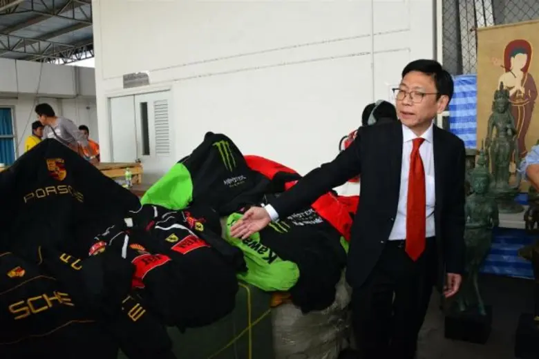 กรมศุลกากรจับกุมสินค้าต้องห้ามต้องกำกัดประเภท บารากู่ คอนแทคเลนส์ เครื่องสำอาง ยาเพิ่มสมรรถภาพทางเพศ (Viagra) ยาลดความอ้วน (Sibutramine) เก้าอี้ไฟฟ้า เครื่องนวดไฟฟ้า พระพุทธรูปและศิลปวัตถุ และสินค้าละเมิดลิขสิทธิ์ รวมมูลค่ากว่า 300 ล้านบาท