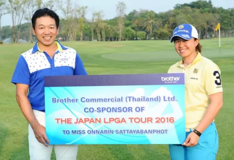 นายโทโมยูกิ ฟูจิโมโตะ(ซ้าย) กรรมการผู้จัด...