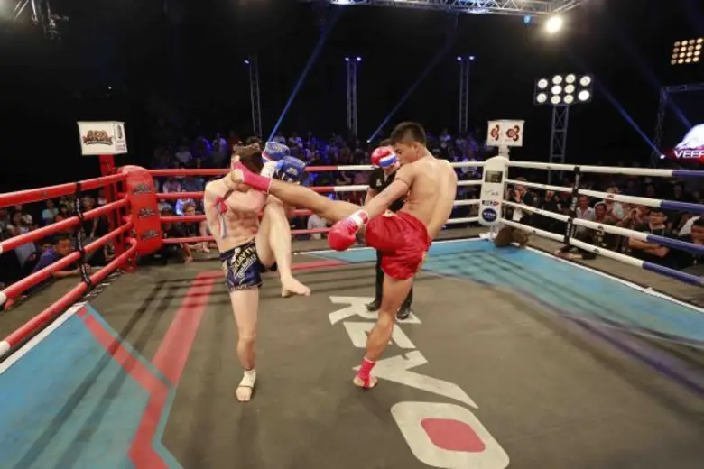 การแข่งขันชกมวย "ซูเปอร์มวยไทย" กับการถ่า...