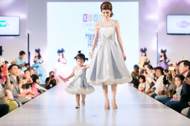 “มาดามโจ้” นำทีมเซเลบรุ่นจิ๋ว ขึ้นแคทวอร์ค! หารายได้ช่วยเหลือ ผ่าตัดหัวใจเด็ก