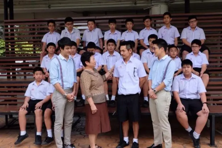 ทีวีไกด์: รายการ “รถโรงเรียน High School Reunion” “ดีเจ.เพชรจ้า” เล่าที่มาฉายา “ลูกเจ้าพ่อ”