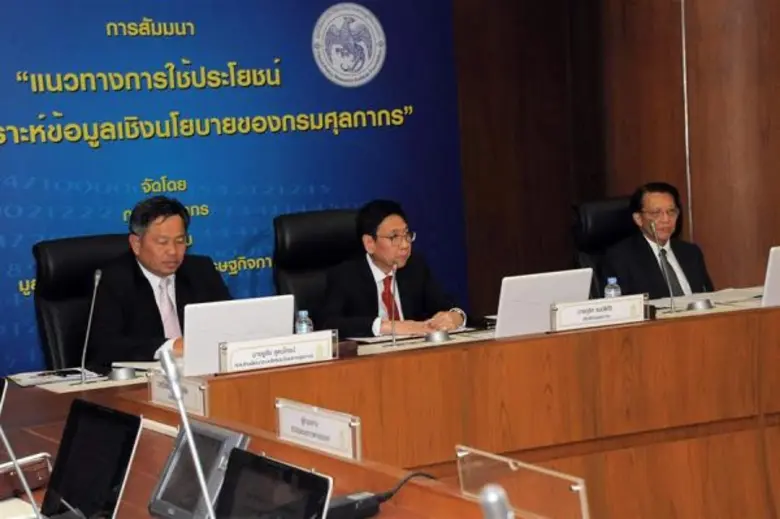 นายกุลิศ สมบัติศิริ อธิบดีกรมศุลกากร เป็น...