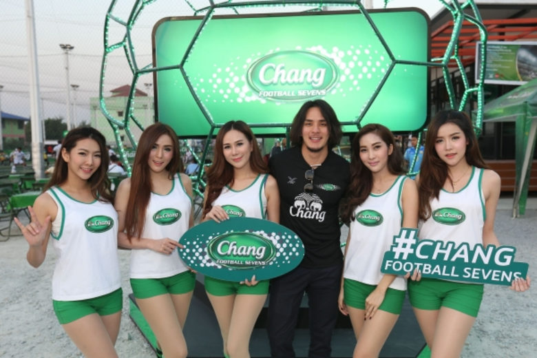 ฟินระเบิด! จ๋า-แท็ค นำขบวนความมันส์ พร้อมส่องหนุ่มหล่อ สาวสวยที่ ช้าง ฟุตบอล เซเว่นส์ จ.ชลบุรี