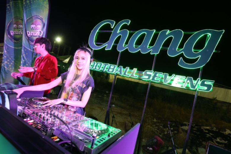 ฟินระเบิด! จ๋า-แท็ค นำขบวนความมันส์ พร้อมส่องหนุ่มหล่อ สาวสวยที่ ช้าง ฟุตบอล เซเว่นส์ จ.ชลบุรี