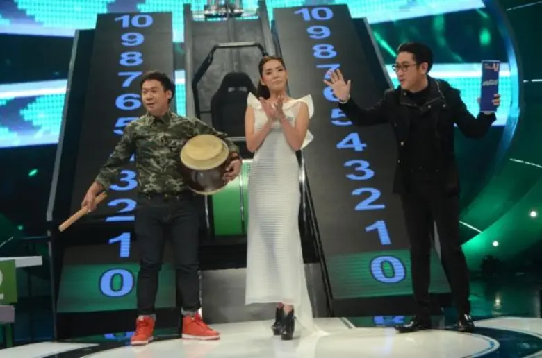 ทีวีไกด์: รายการ "ปริศนาฟ้าแลบ" เฟี้ยวฟ้าว ปล่อยฮา ปะทะ แนนนี่ สวยเซ็กซี่ ลุ้นแชมป์ ใน ปริศนาฟ้าแลบ