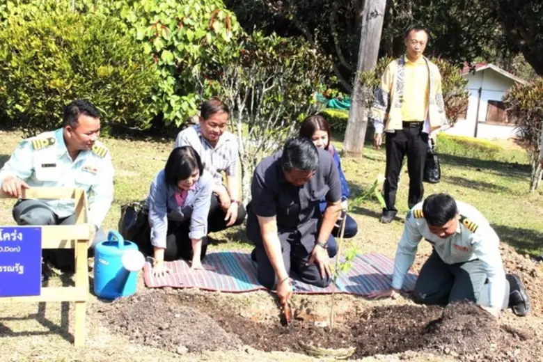 นายพลากร สุวรรณรัฐ องคมนตรี พร้อมด้วย นาง...