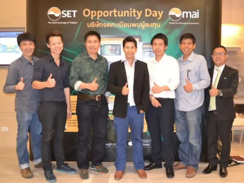 นายพิรัฐ เย็นสุดใจ (คนที่ 4 จากขวา) รองปร...