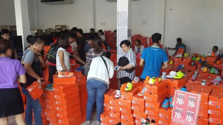 ปรากฎการณ์ Nike Factory Oulet ที่ วิคตอเรีย การ์เด้นส์ ผลตอบรับดีเกินคาด คนรอซื้อทะลัก ยอดขายพุ่ง