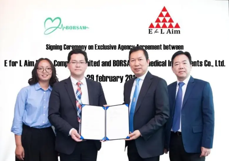 นายปรีชา นันท์นฤมิต (ขวาสุด) ประธานกรรมกา...