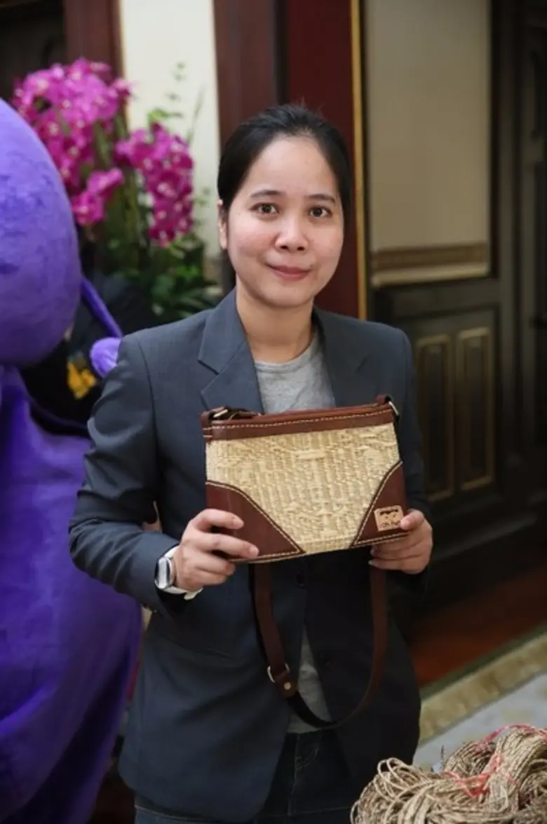 วช.ร่วมกับ กระทรวงพลังงาน ชวนคนไทยช้อป ชิม ชม ช้อปปิ้ง ในงาน "เพลินพลังงาน งานวิจัยขายได้" ชูสินค้าไฮไลท์ "กระเป๋าหญ้าแฝก" ใบเดียวในโลก