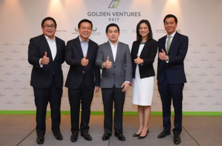 นายวรวรรต ศรีสอ้าน (ซ้ายสุด) กรรมการผู้จั...