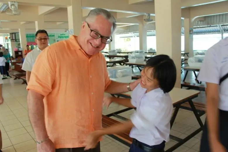 โรงแรมอังสนาลากูน่าภูเก็ตกับโครงการอังสนาส่งมอบความรักบริจาคเงินให้แก่โรงเรียนภูเก็ตปัญญานุกูล