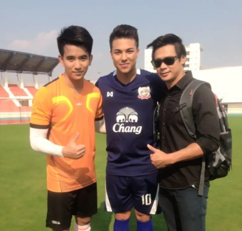 ขึ้นชื่อว่าเป็นนักฟุตบอลรูปหล่อสาวกรี๊ดสุ...