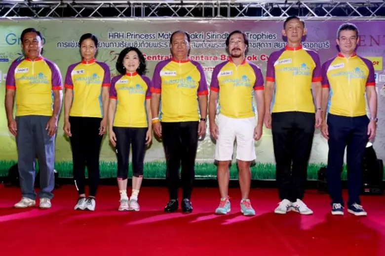 พลเอก อนุพงษ์ เผ่าจินดา (คนที่ 4 จากซ้าย)...