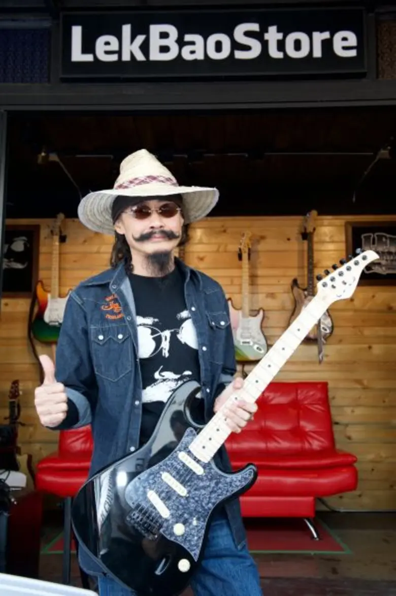 เพื่อน พ้อง น้องพี่ พร้อมแฟนคลับ แห่ร่วมง...