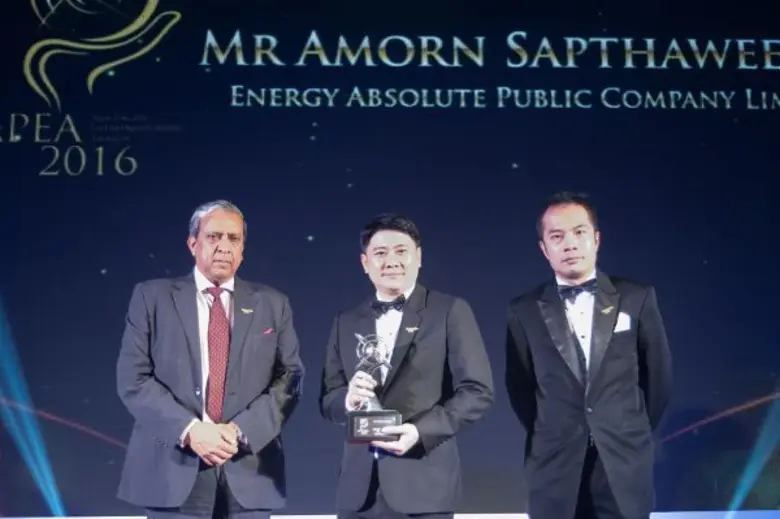 ดาโต๊ะ วิลเลี่ยม เอิง (ซ้าย) ประธาน เอ็นเ...